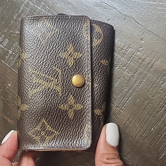 Louis Vuitton Handbags - Louis vuitton 6-key holder